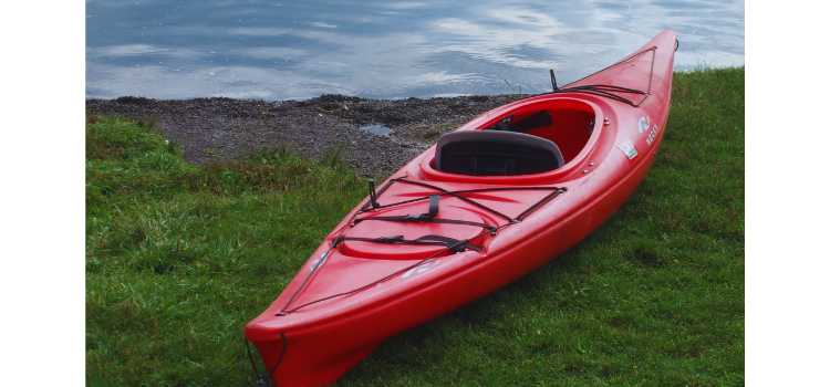 difference between kayak and canoe