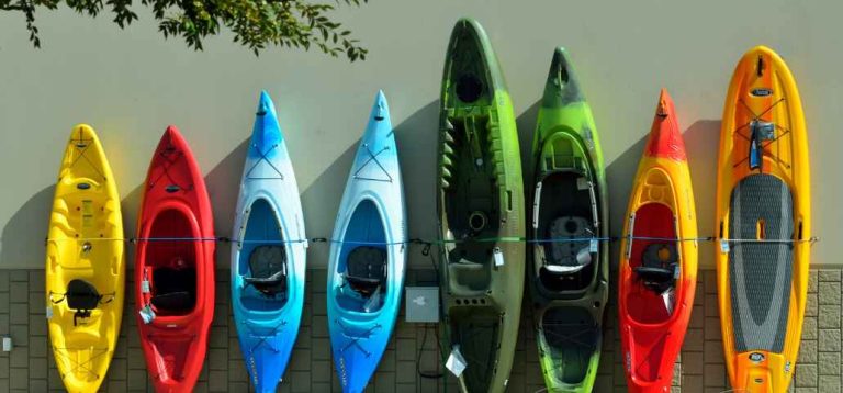 difference between kayak and canoe