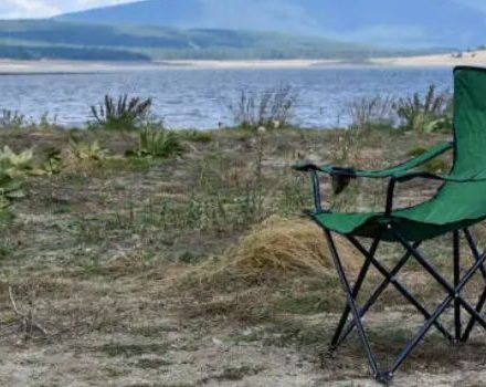 Oversized mesh camping recliner with cup holder